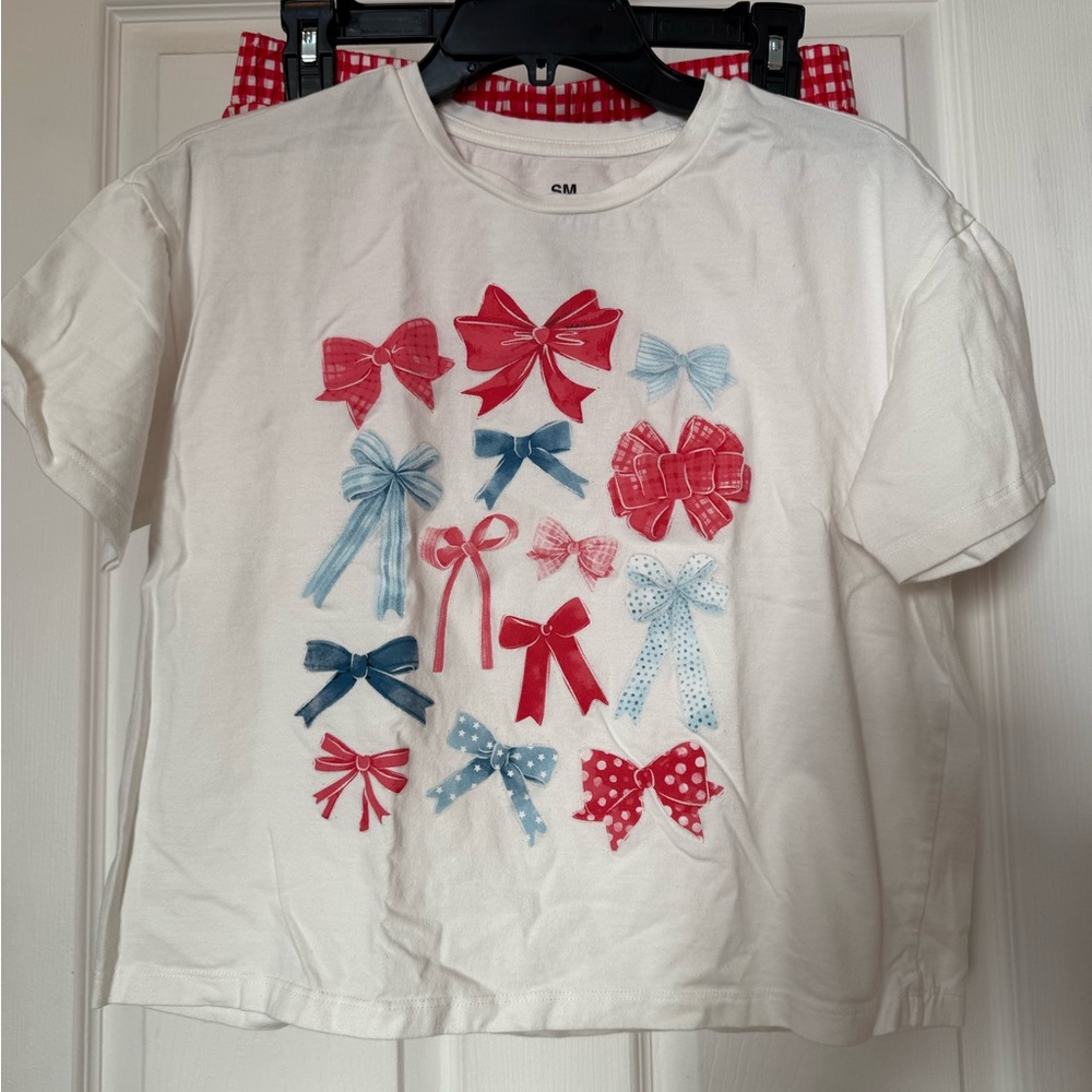 Charming Bow Pattern Junior’s size small Pajama Top & bottoms
